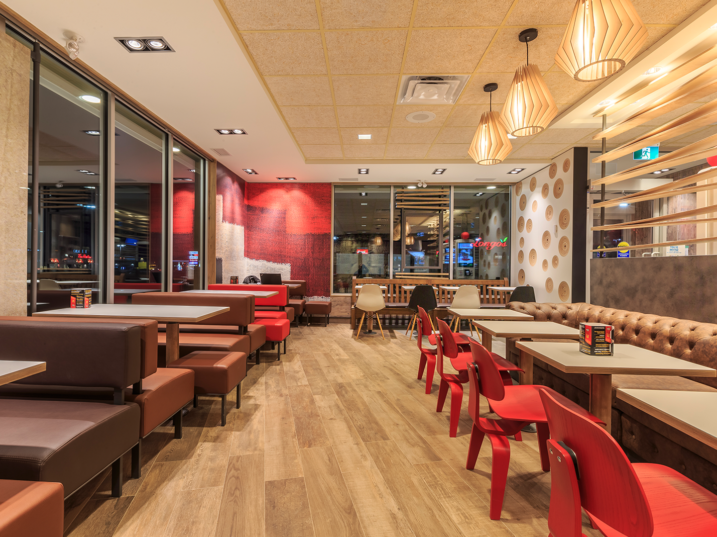 Conception de restaurant - Meubles de restauration sur mesure - McDonald's Wood & Stone - Luminaires sur mesure - Meubles sur mesure