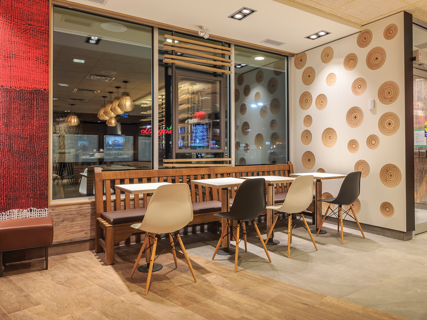 Conception de restaurant - Meubles de restauration sur mesure - McDonald's Wood & Stone - Luminaires sur mesure - Meubles sur mesure