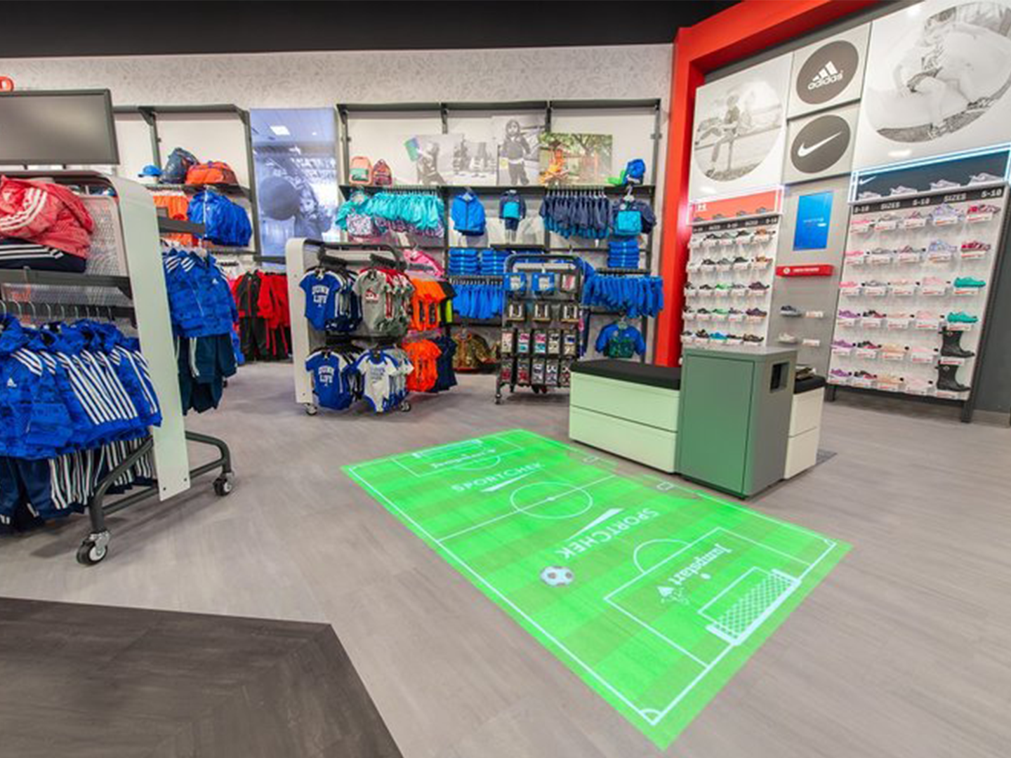 Conception de magasin Sport Chek - Présentoirs de chaussues sur mesure - Présentoir sur mesure - Vente au Détail