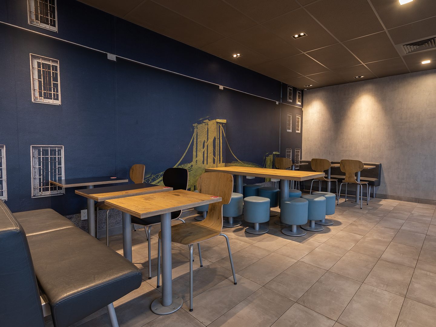 Conception de restaurant McDonald's - Meubles de restauration sur mesure - McDonald's Lim - Luminaires sur mesure - Meubles sur mesure