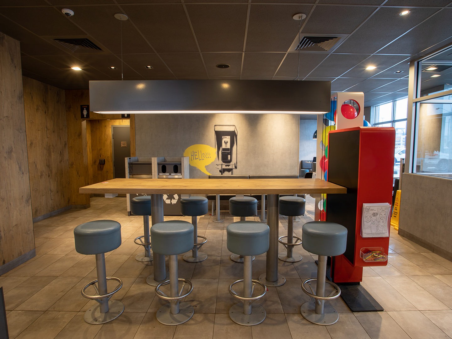 Conception de restaurant McDonald's - Meubles de restauration sur mesure - McDonald's Lim - Luminaires sur mesure - Meubles sur mesure