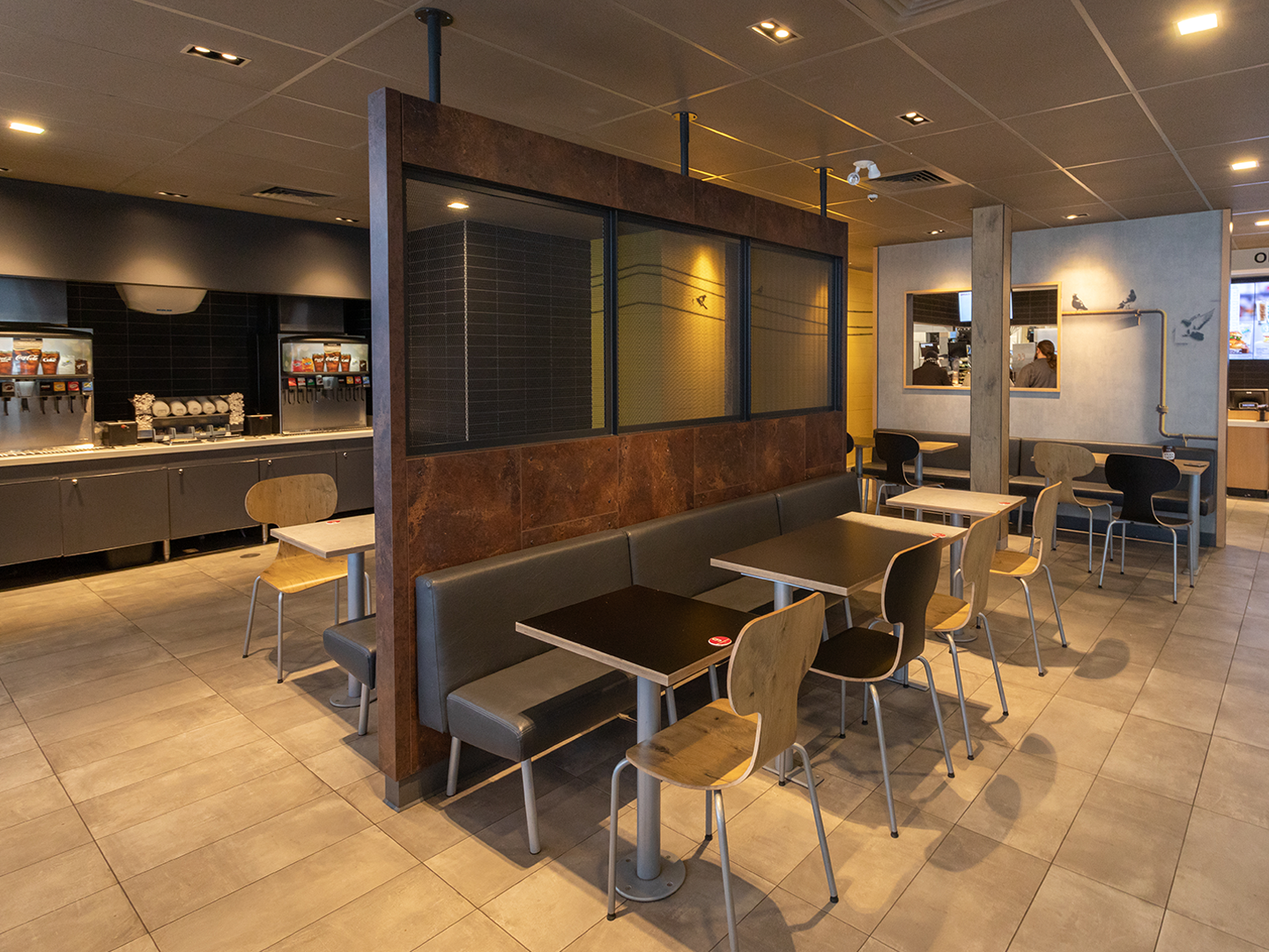 Conception de restaurant McDonald's - Meubles de restauration sur mesure - McDonald's Lim - Luminaires sur mesure - Meubles sur mesure