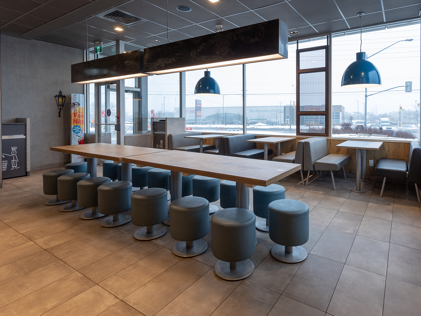 Conception de restaurant McDonald's - Meubles de restauration sur mesure - McDonald's Lim - Luminaires sur mesure - Meubles sur mesure