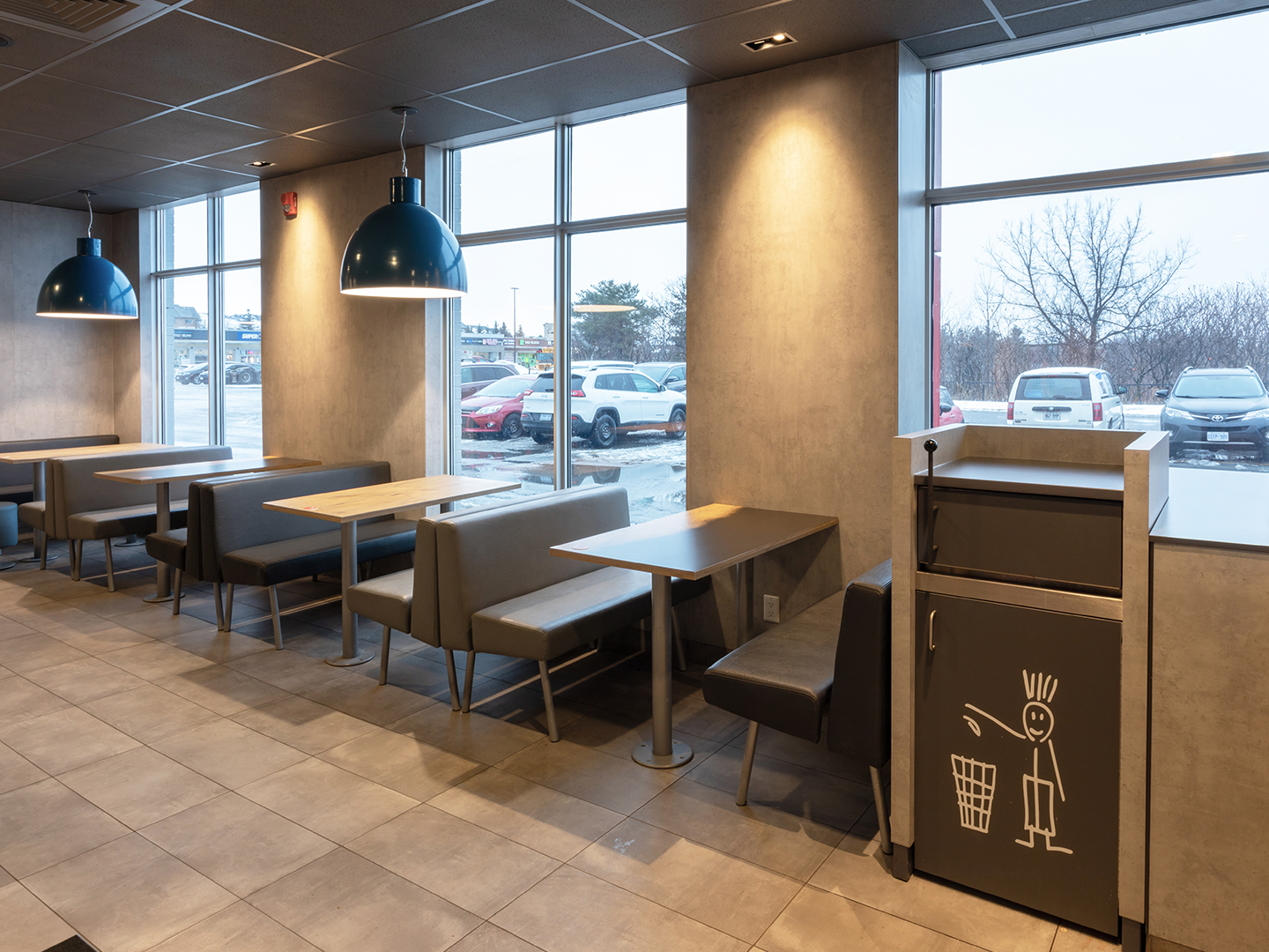 Conception de restaurant McDonald's - Meubles de restauration sur mesure - McDonald's Lim - Luminaires sur mesure - Meubles sur mesure