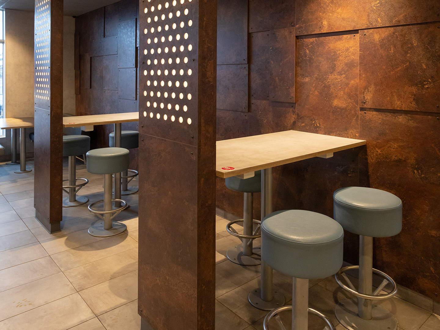 Conception de restaurant McDonald's - Meubles de restauration sur mesure - McDonald's Lim - Luminaires sur mesure - Meubles sur mesure