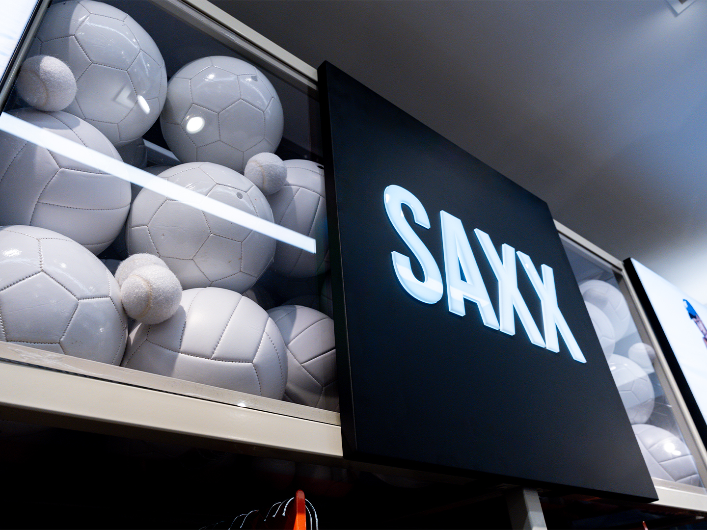Conception de magasin Saxx - Meubles de vente au détail - Présentoirs sur mesure - Affichages sur mesure