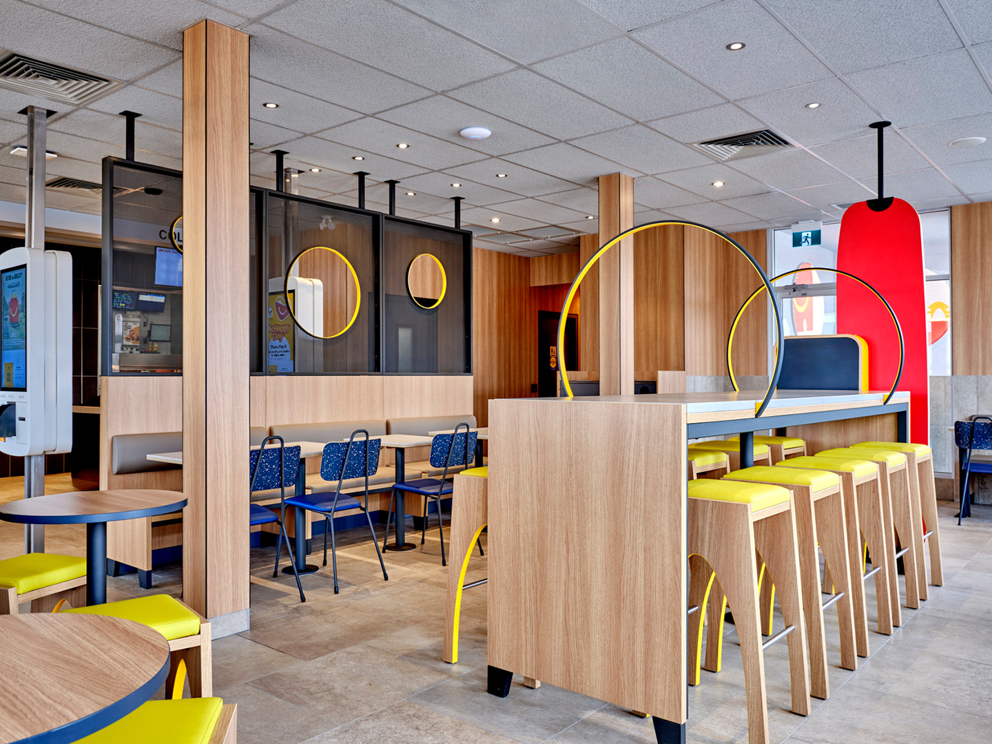 Conception de restaurant - Meubles de restaurant sur mesure - McDonald's Luna - Luminaires sur mesure - Meubles sure mesure - Industrie de la restauration