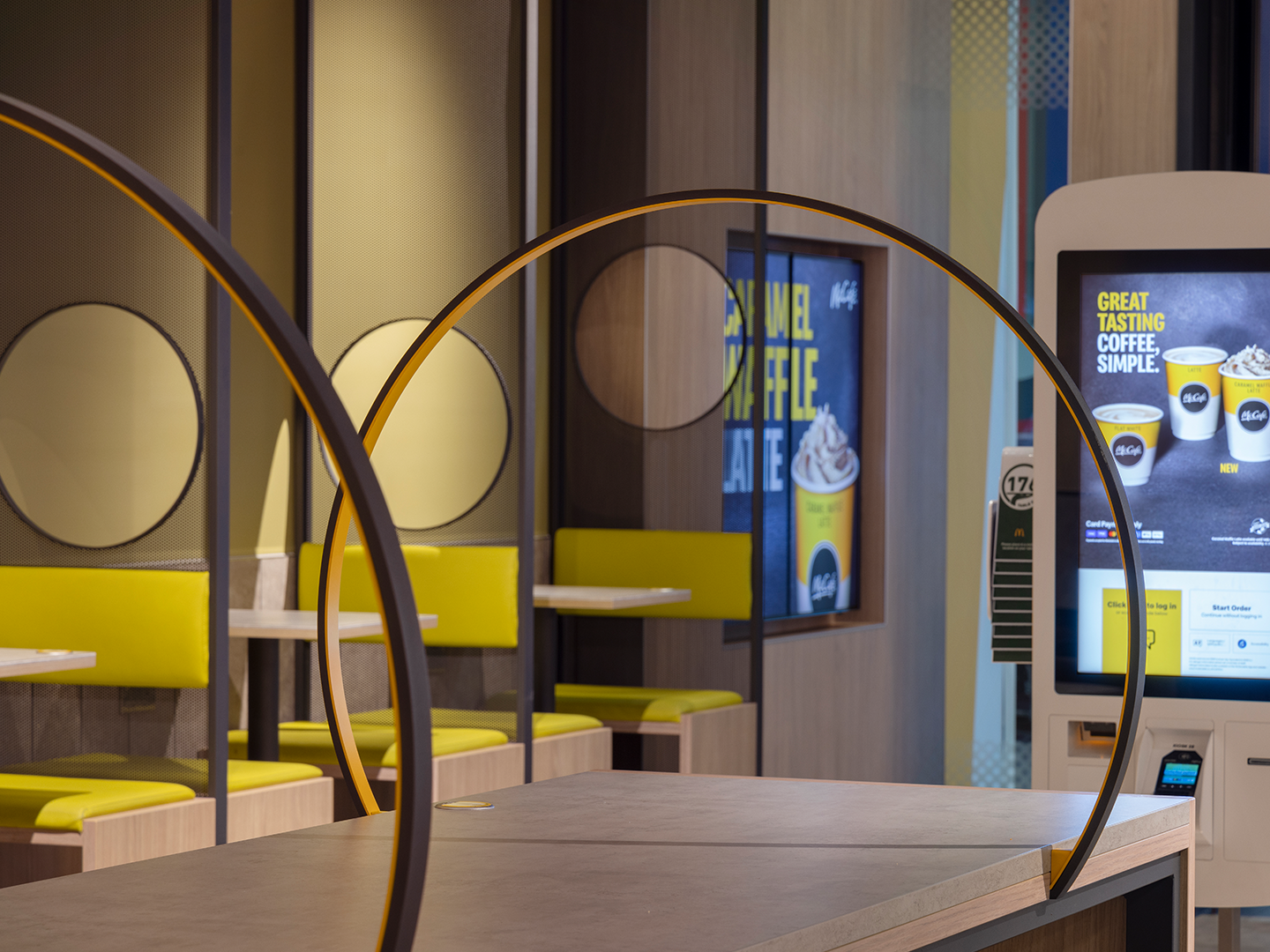 Conception de restaurant - Meubles de restaurant sur mesure - McDonald's Luna - Luminaires sur mesure - Meubles sure mesure - Industrie de la restauration