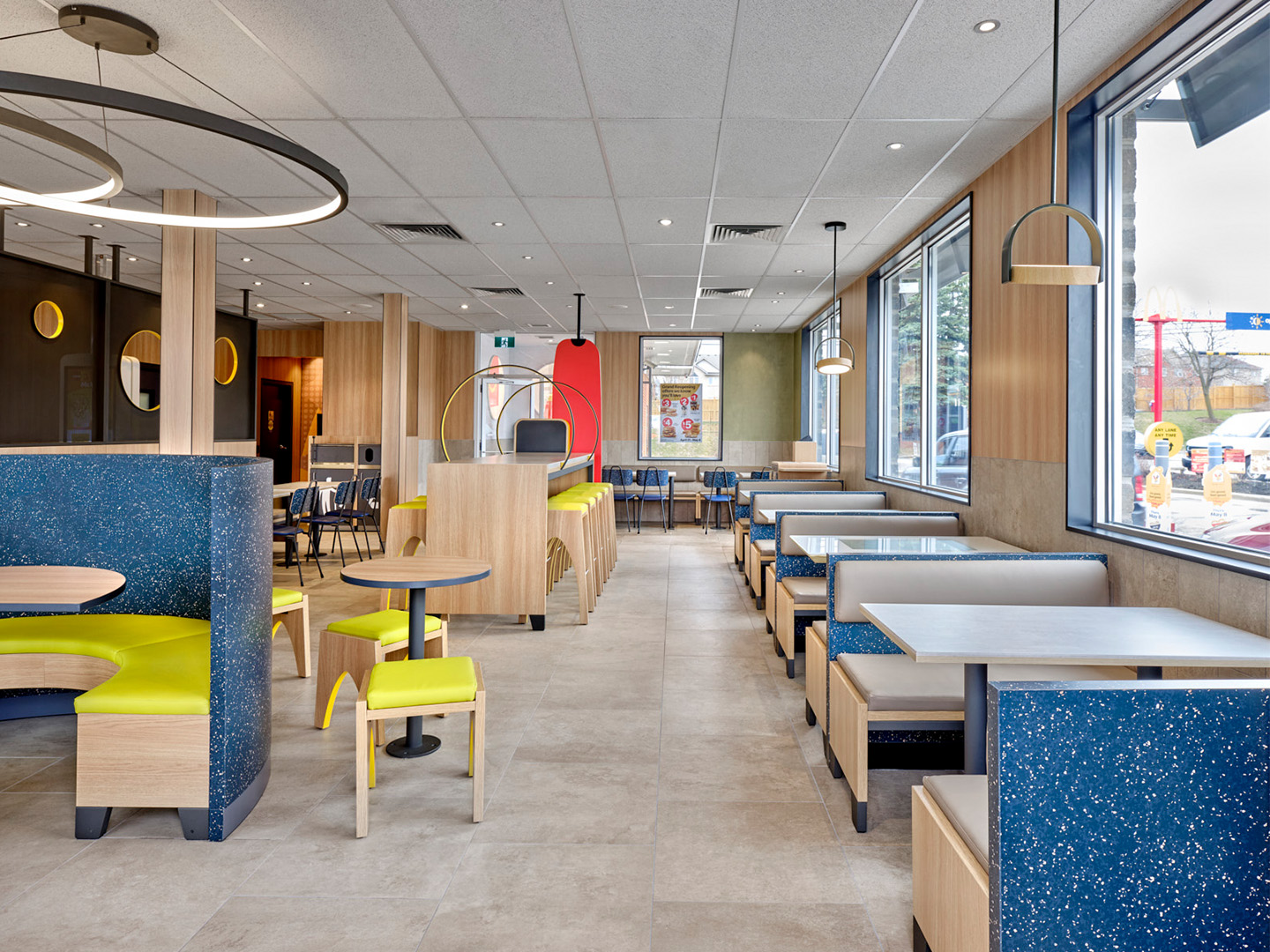 Conception de restaurant - Meubles de restaurant sur mesure - McDonald's Luna - Luminaires sur mesure - Meubles sure mesure - Industrie de la restauration