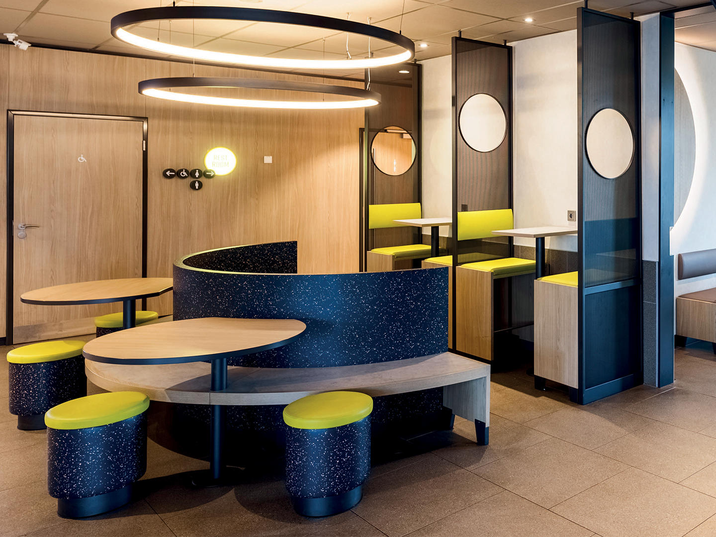 Conception de restaurant - Meubles de restaurant sur mesure - McDonald's Luna - Luminaires sur mesure - Meubles sure mesure - Industrie de la restauration