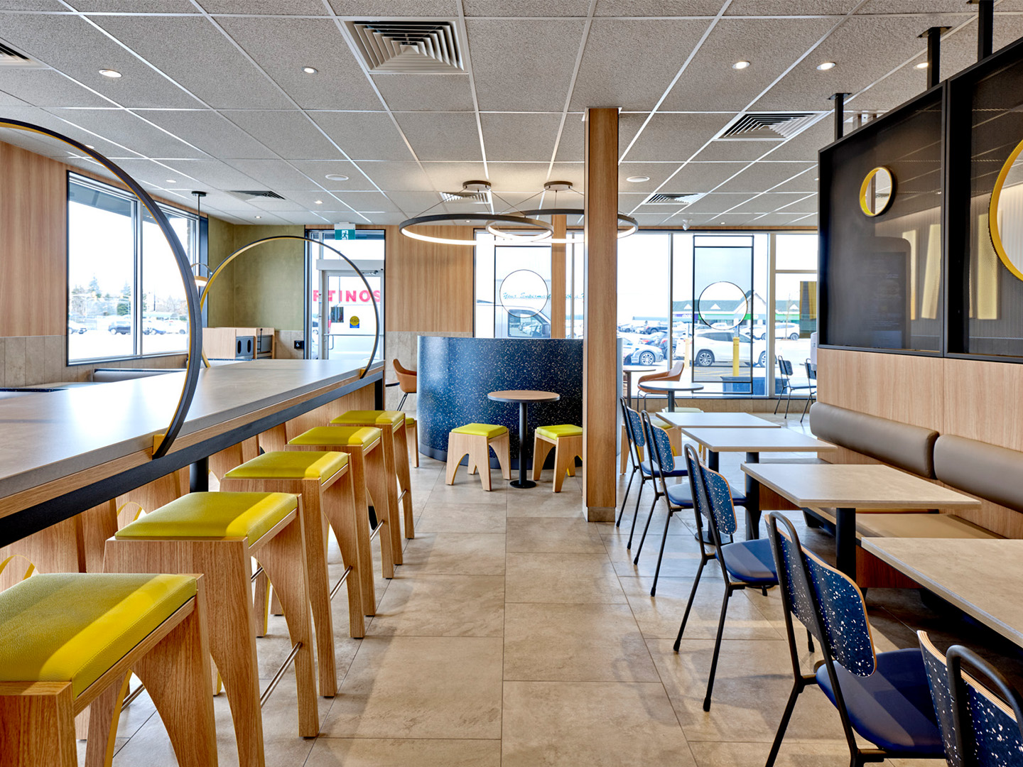 Conception de restaurant - Meubles de restaurant sur mesure - McDonald's Luna - Luminaires sur mesure - Meubles sure mesure - Industrie de la restauration