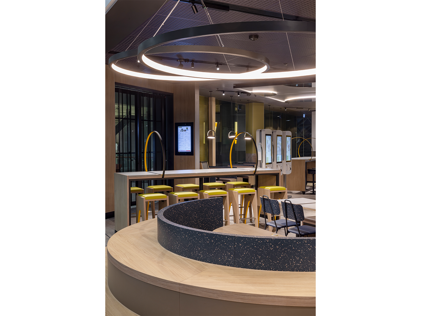 Conception de restaurant - Meubles de restaurant sur mesure - McDonald's Luna - Luminaires sur mesure - Meubles sure mesure - Industrie de la restauration