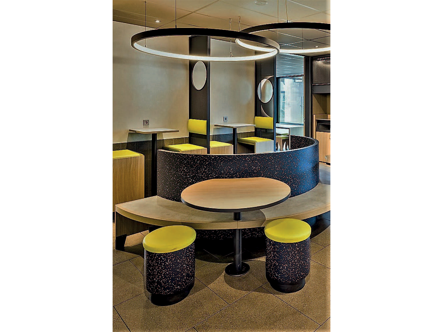 Conception de restaurant - Meubles de restaurant sur mesure - McDonald's Luna - Luminaires sur mesure - Meubles sure mesure - Industrie de la restauration