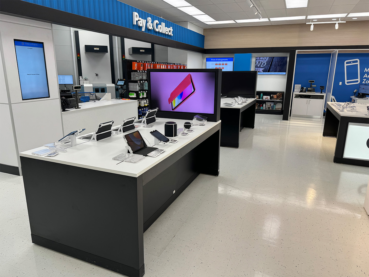 Vue de côté des présentoirs électroniques sur mesure chez Walmart montrant le placement des produits